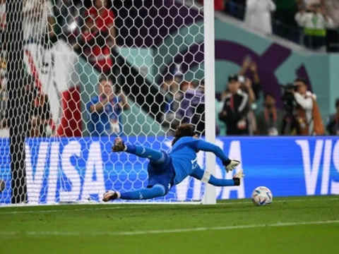 Guillermo Ochoa lại bật “chế độ World Cup”