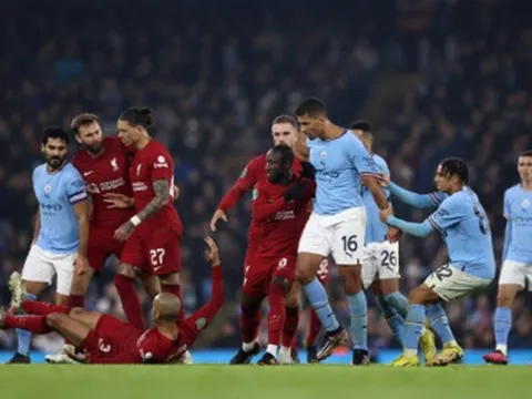 Gundogan đẩy ngã Fabinho, Rodri hùng hổ lao đến