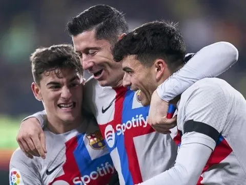 Phối hợp ăn ý tuyệt đẹp, Barca hơn Real 11 điểm