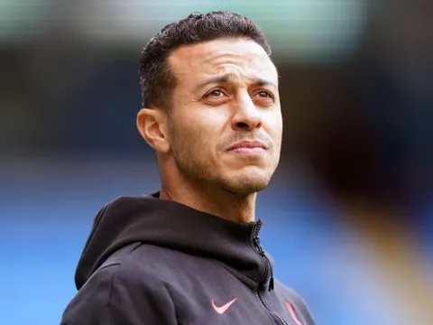 Ra sân cho Liverpool sau 9 tháng, Thiago lại dính chấn thương