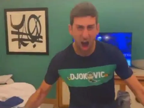 Novak Djokovic ăn mừng cuồng nhiệt sau trận thua đau của Ronaldo