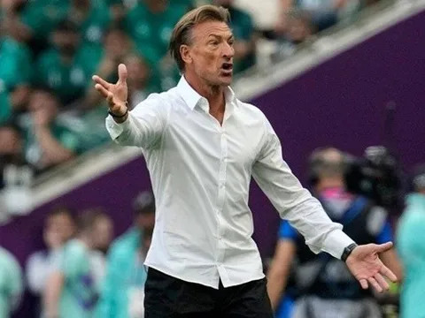 Sơ mi trắng của HLV tuyển Saudi Arabia và trận thắng Argentina