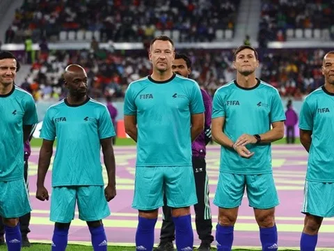 Dàn huyền thoại đá giao hữu với công nhân ở World Cup 2022
