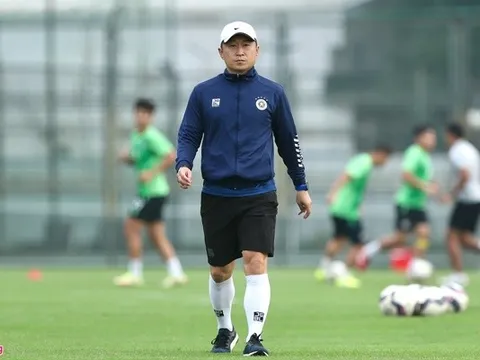 HLV CLB Hà Nội xuất hiện ở buổi tập của tuyển Việt Nam