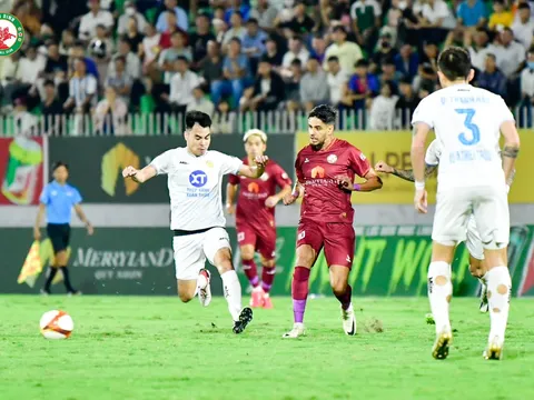 Hạ gục đội dẫn đầu V-League, HLV tiết lộ 1 điều về Văn Lâm