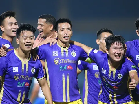 Hà Nội FC nhận cúp vô địch ở Hàng Đẫy hay... Pleiku