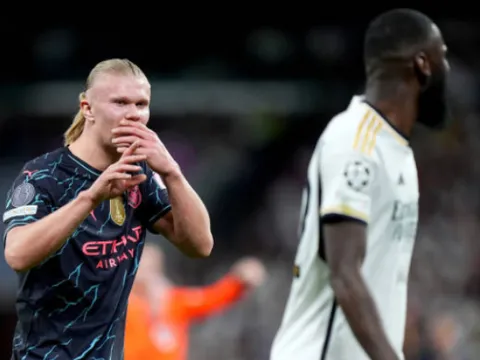 Haaland vào thẳng phòng thay đồ Real Madrid