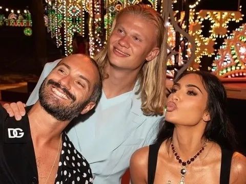 Haaland chụp hình bên người đẹp bốc lửa, fan lo dính 'lời nguyền'