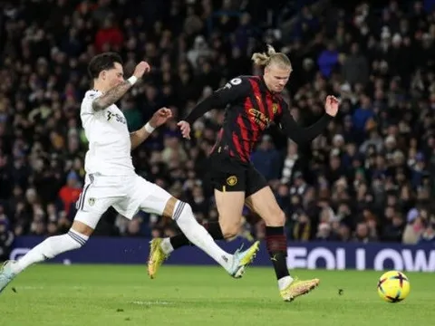 Haaland lập cú đúp, Man City tiếp tục bám sát Arsenal