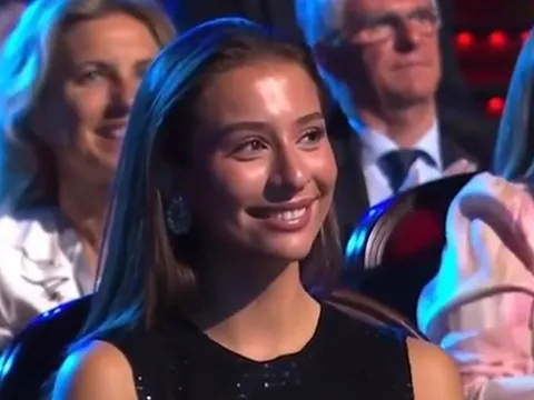 Haaland nhận giải, bạn gái nóng bỏng hóa tâm điểm