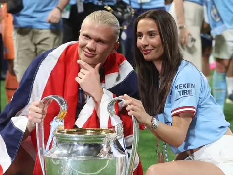 Haaland và bạn gái khoe cúp Champions League
