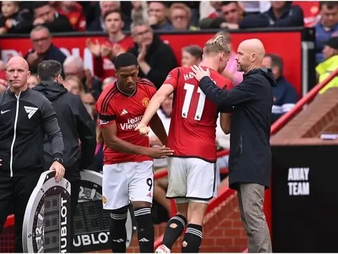 CĐV Man Utd la ó khi Hojlund bị thay ra, HLV Ten Hag nói câu bất ngờ