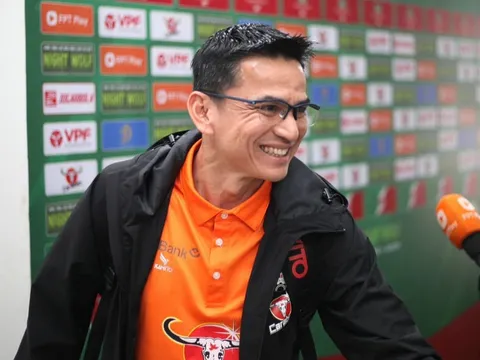 Bầu Đức lên tiếng vụ HLV Kiatisuk Senamuang chia tay HAGL