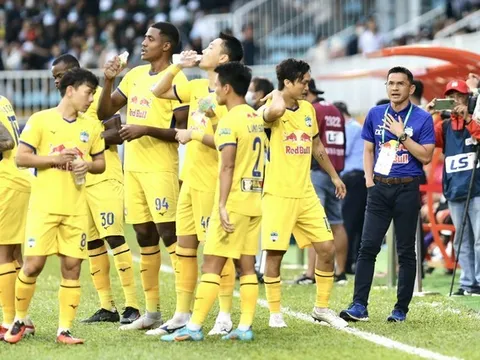 Kiatisak gia hạn cùng HAGL; Tiến Linh phải tập riêng