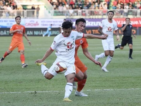 Lời khuyên của HLV Troussier và vấn đề lớn với bóng đá Việt Nam