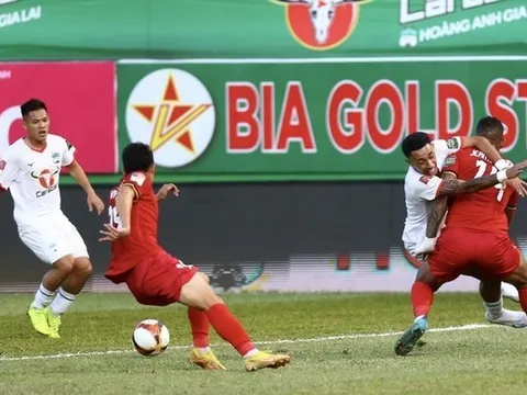 HAGL giành điểm đầu tiên tại V-League 2023; HLV Kiatisuk hành động bất ngờ với VPF