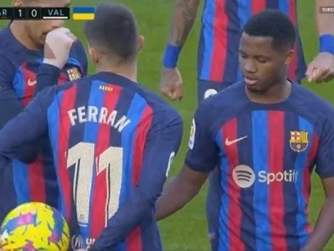 Hai ngôi sao Barca tranh nhau penalty rồi đá hỏng