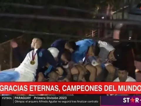 Hân hoan cúp vàng, Messi và 4 đồng đội suýt gặp sự cố trên nóc xe buýt