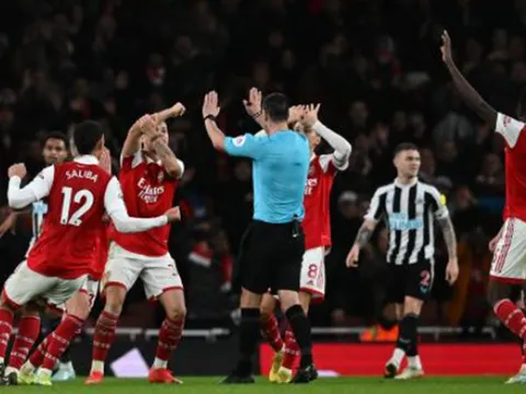 Hàng công bế tắc, Arsenal chia điểm với Newcastle