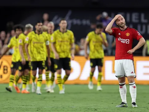 Hàng phòng ngự thảm họa, M.U thua ngược Dortmund