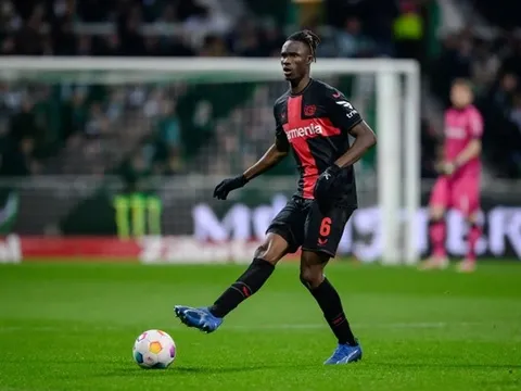 Hàng thủ biến động, Man Utd nhắm "đá tảng" Bundesliga