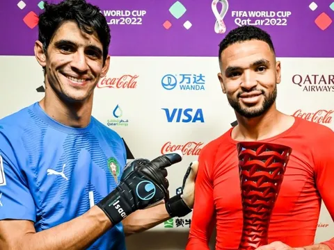 Hành động đẹp của thủ môn Morocco sau trận thắng Bồ Đào Nha
