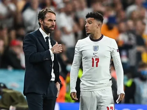 Hành động kỳ dị của Jadon Sancho