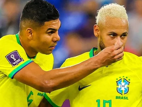 Hành động lạ của Casemiro với Neymar