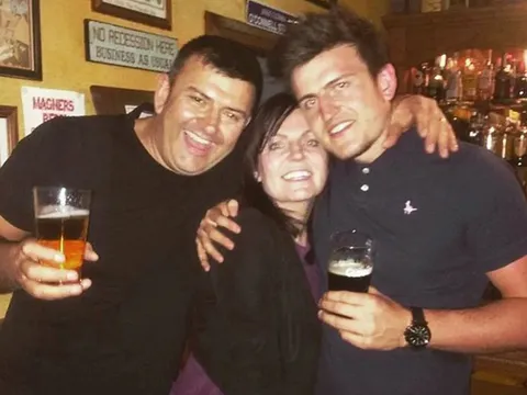 Con trai bị chỉ trích, mẹ Harry Maguire viết tâm thư