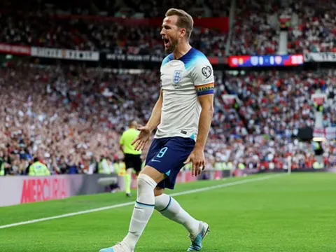 Harry Kane chờ đợi ở Man United