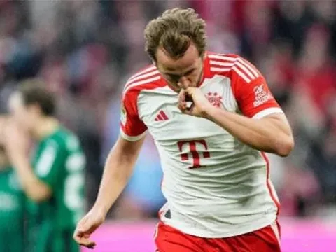 Harry Kane san bằng kỷ lục ghi bàn của Luca Toni