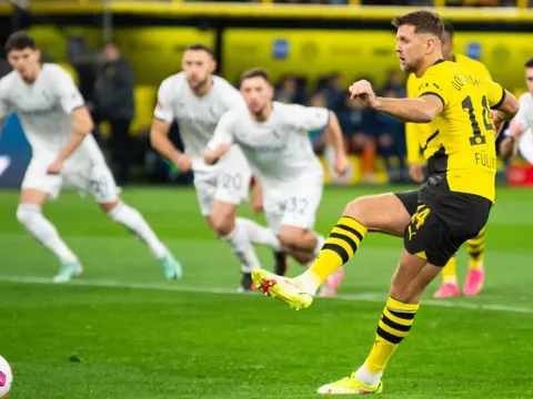 Hat-trick của Fullkrug đưa Dortmund vào top 4