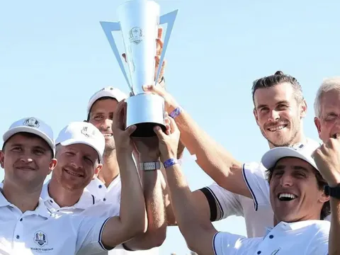 Hậu giải nghệ, Bale nâng cúp vô địch khó tin trên sân golf