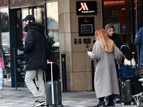 Hậu chia tay Shakira, Pique hạnh phúc bên bạn gái kém 12 tuổi