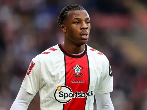 Hậu vệ 17 triệu khiến Arsenal đấu đá với Liverpool