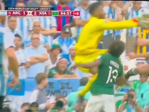 Hậu vệ Ả Rập ăn trọn đầu gối kinh hoàng, thủ môn ôm đầu gục xuống sân