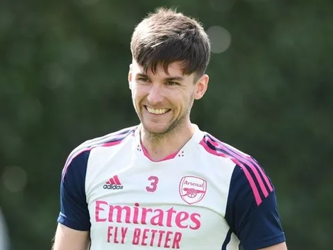 Hậu vệ Arsenal đắt hàng trên TTCN