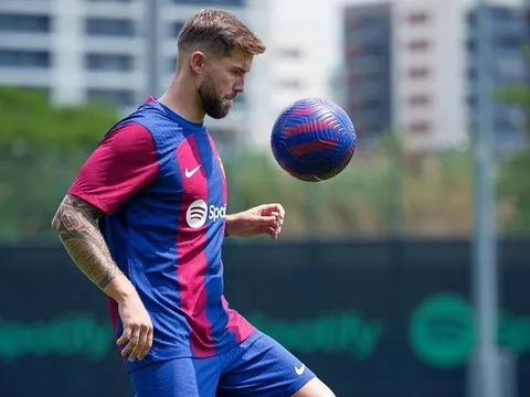 Hậu vệ Barca không giấu được niềm vui khi chiến thắng đội bóng cũ