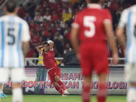 Hậu vệ ĐT Indonesia ném biên khiến thủ môn Argentina cứu thua vất vả