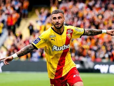 Hậu vệ Ligue 1 công khai thích Chelsea từ bé, mơ về nước Anh