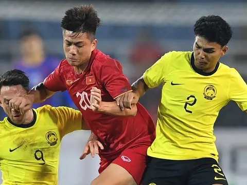 Hậu vệ Malaysia đánh nguội Văn Hậu bị kỷ luật