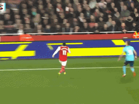 Hậu vệ Premier League bị buộc rời sân sau cú ngã lộn cổ