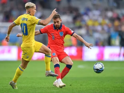 Jordan Henderson bị fan cuồng chỉ trích vì sang Saudi Arabia