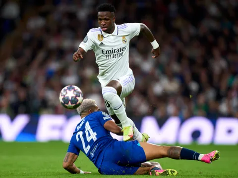 Henry lựa chọn giữa Vinicius và Martinelli