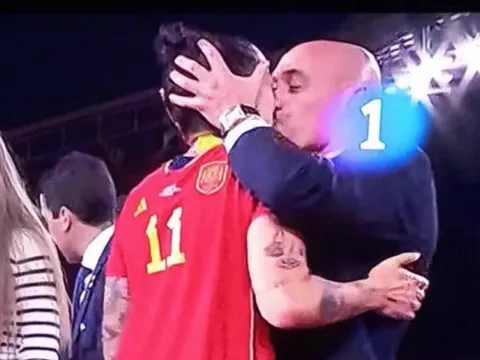 Thành viên chính phủ lên tiếng, Chủ tịch LĐBĐ Tây Ban Nha xin lỗi vụ hôn môi