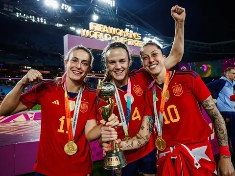 Nhà vô địch World Cup kiện hành vi "cưỡng hôn" của Chủ tịch LĐBĐ Tây Ban Nha