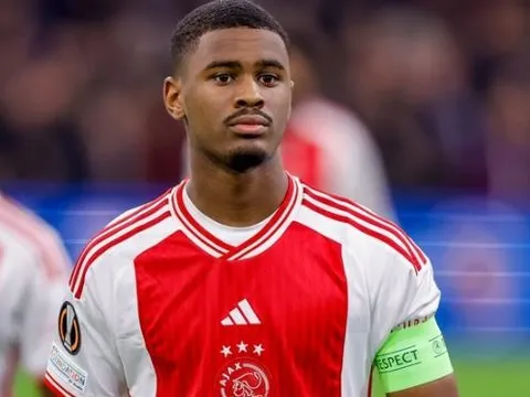 Ngôi sao 17 tuổi của Ajax có phải là giải pháp cho hàng thủ của Arsenal?
