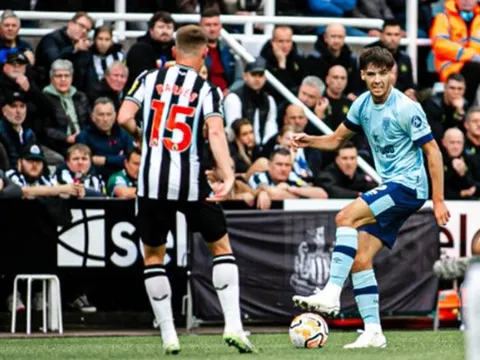 M.U nhận 'cú tát' từ hậu vệ Brentford