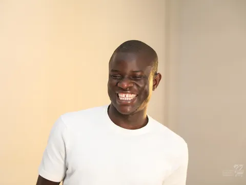 Hình ảnh đặc trưng của Kante khi ra mắt đội bóng mới