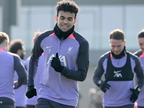 Hình ảnh tiếp lửa cho Liverpool "thiêu cháy" Man City